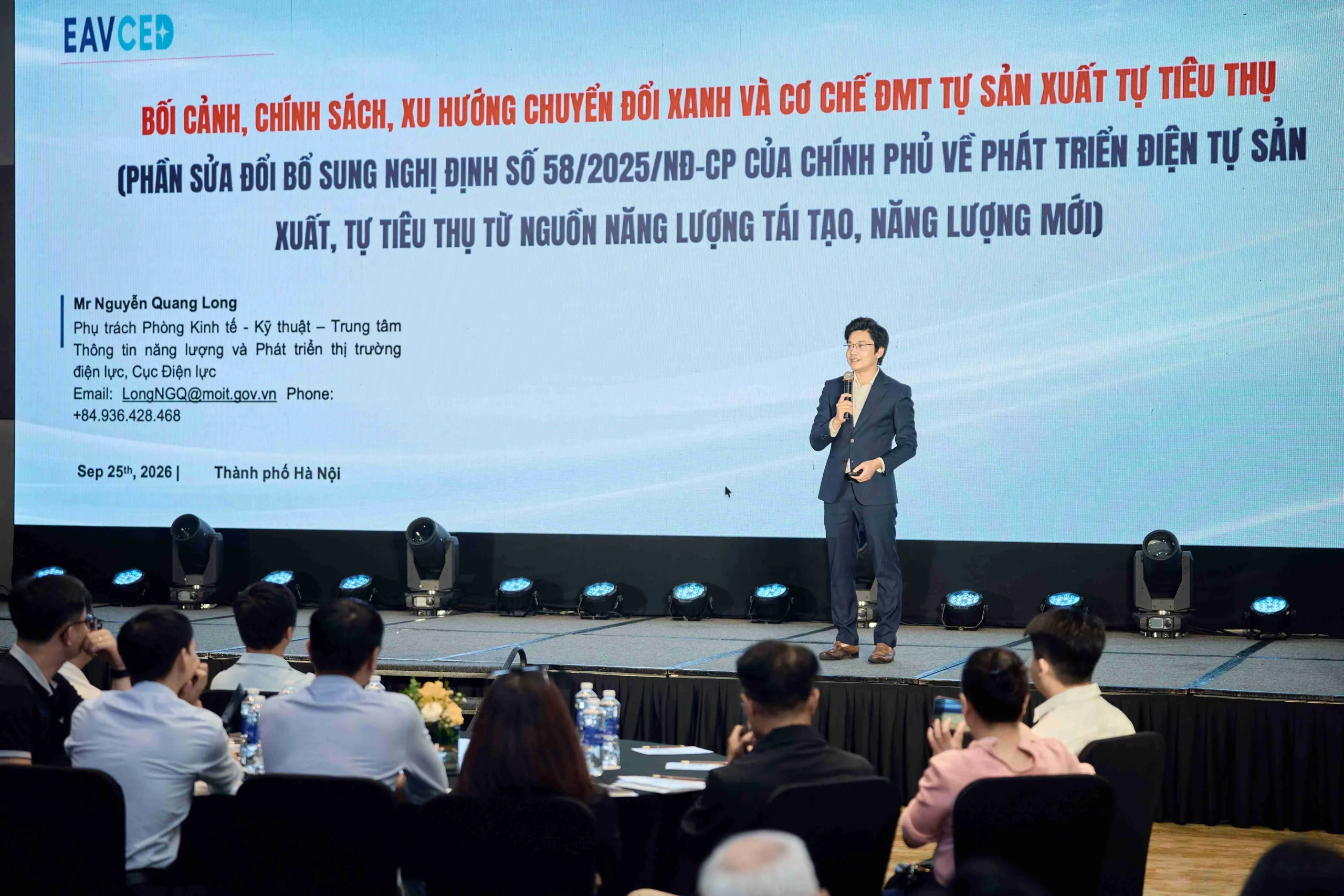Diễn giả Nguyễn Quang Long trình bày về chính sách và cơ chế điện mặt trời tự sản tự tiêu