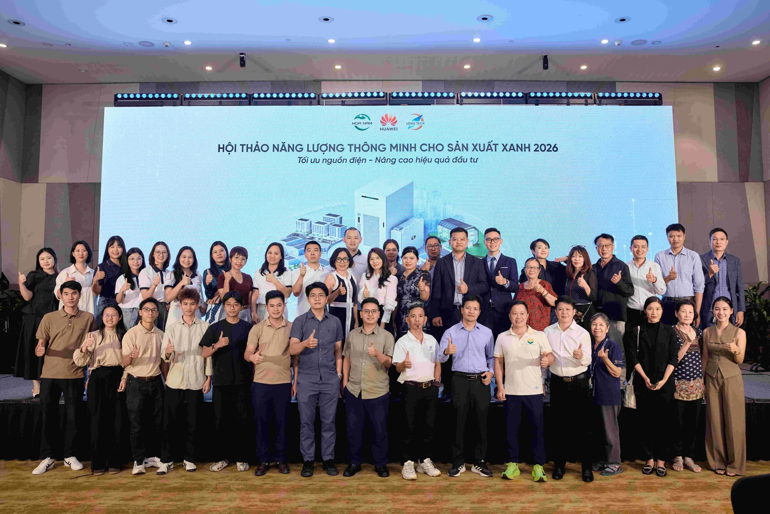 Đại diện Long Tech, Huawei, Hoa Nam và các khách mời chụp ảnh lưu niệm