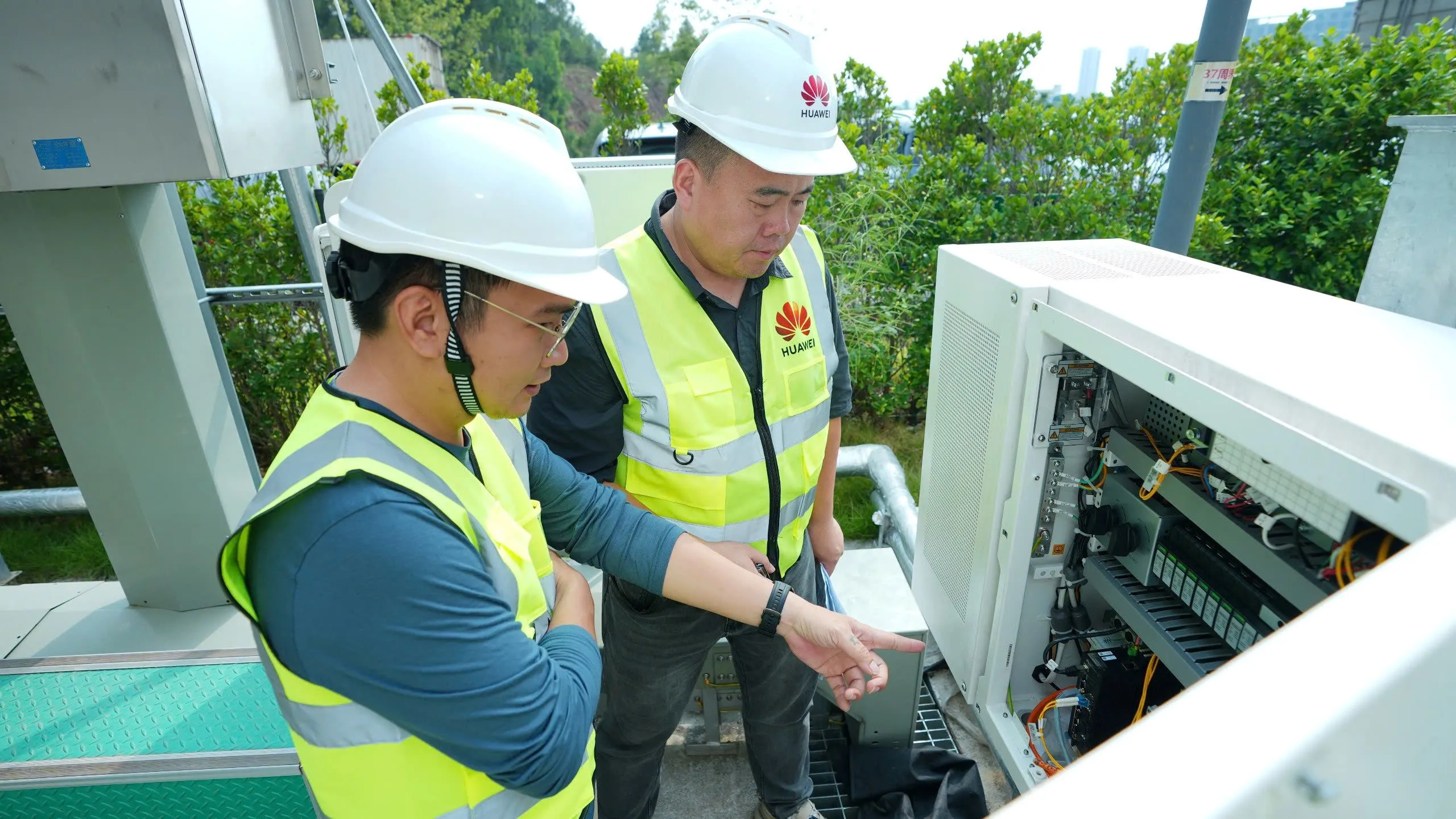 Kỹ sư Long Tech thực hành hệ thống lưu trữ năng lượng Huawei Utility