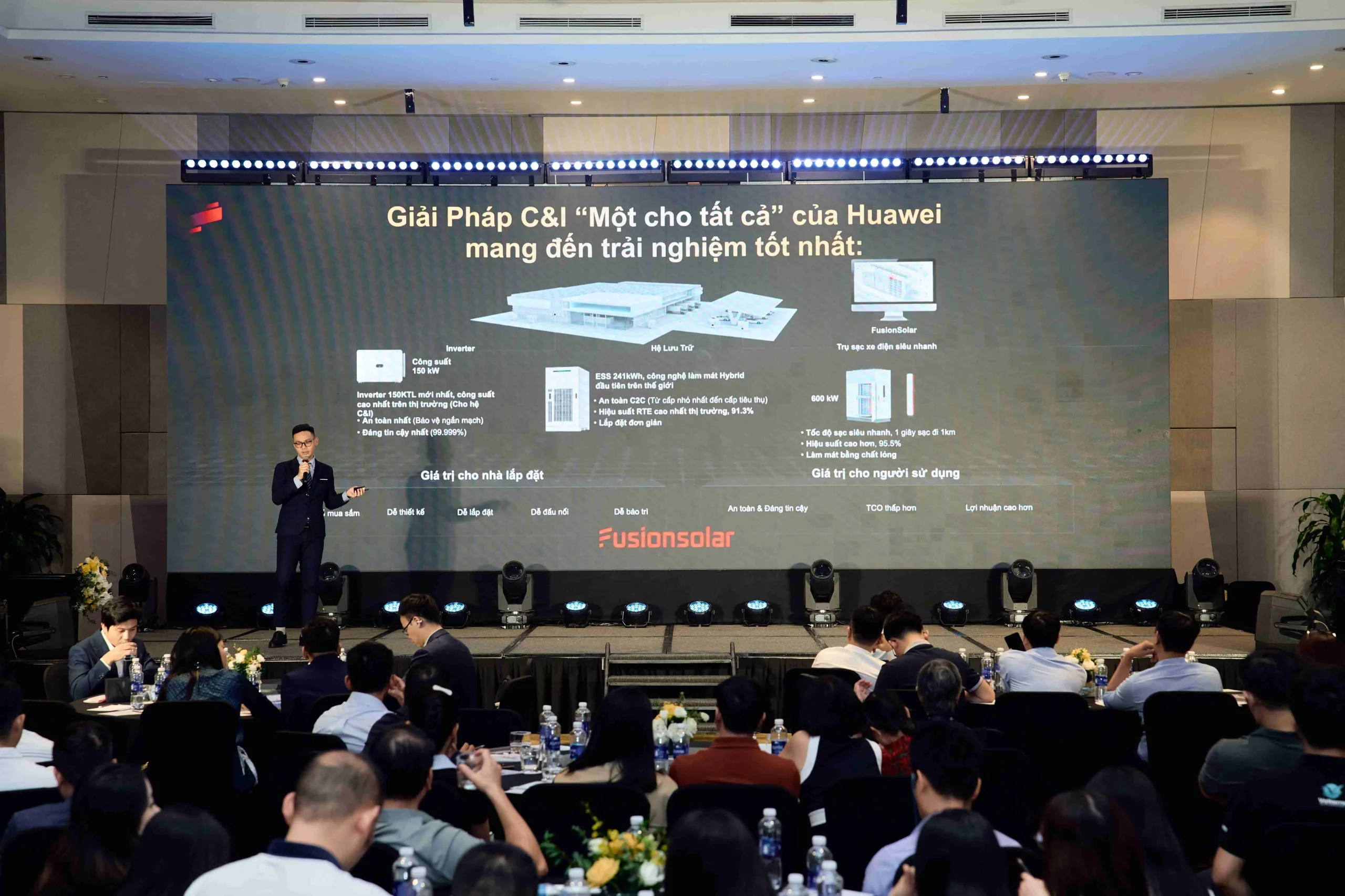 Ông Lê Bá Thông trình bày giải pháp Huawei FusionSolar Smart String ESS