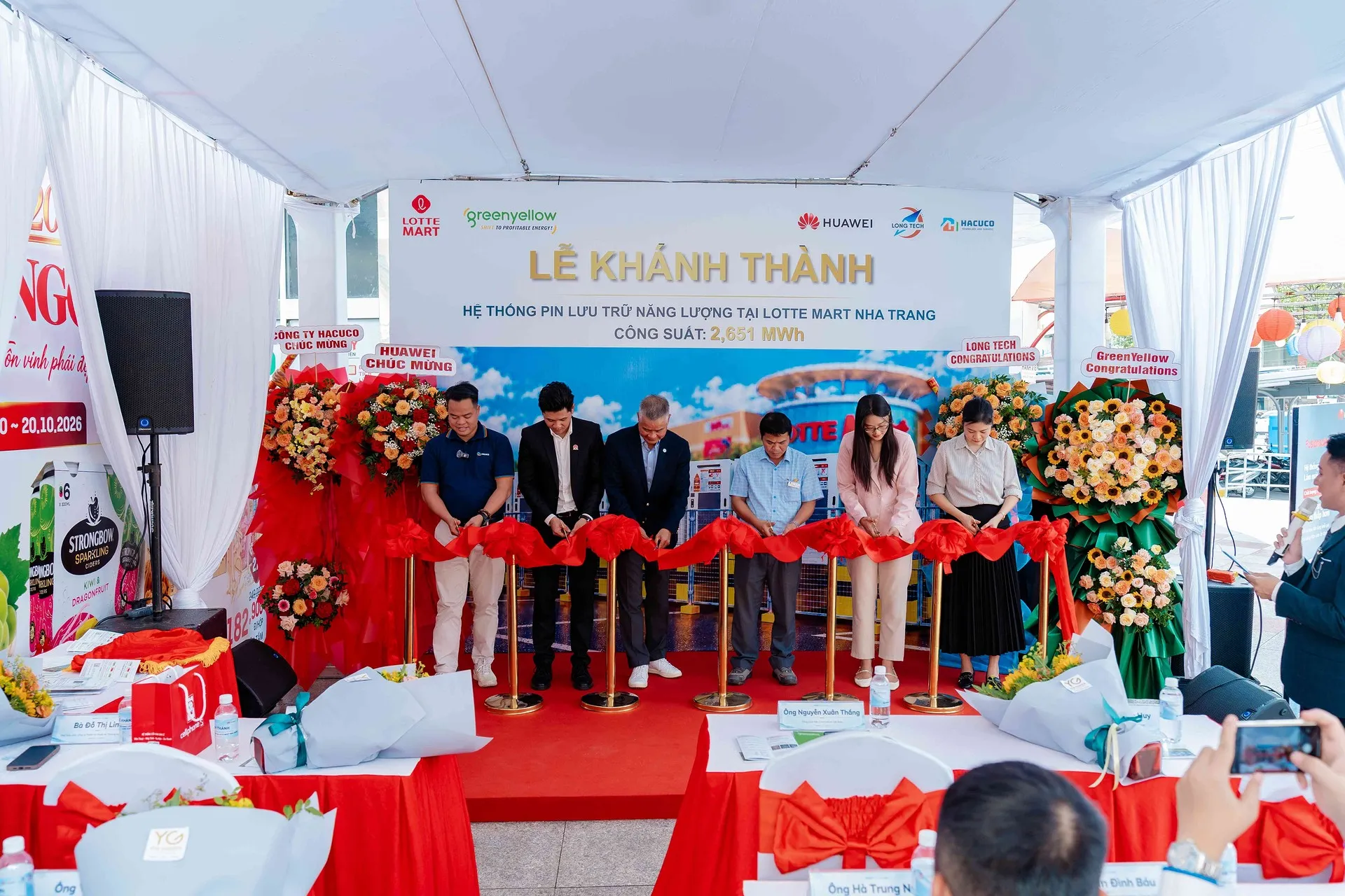 Nghi thức cắt băng khánh thành hệ thống pin lưu trữ năng lượng tại Lotte Mart Nha Trang